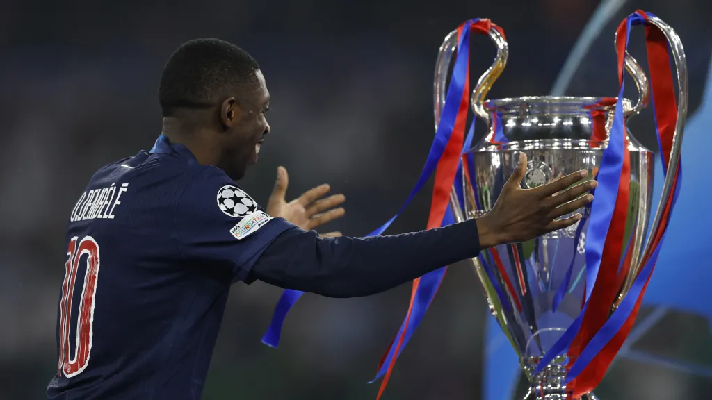 Ousmane Dembélé s pohárem pro vítěze Ligy mistrů