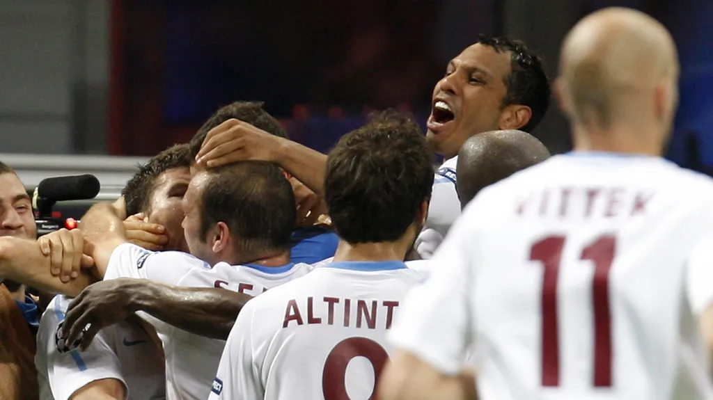 ONdřej Čelůstka v objetí spoluhráčů