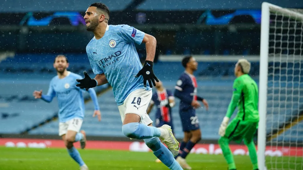 Riyad Mahrez z Manchesteru City se raduje z gólu