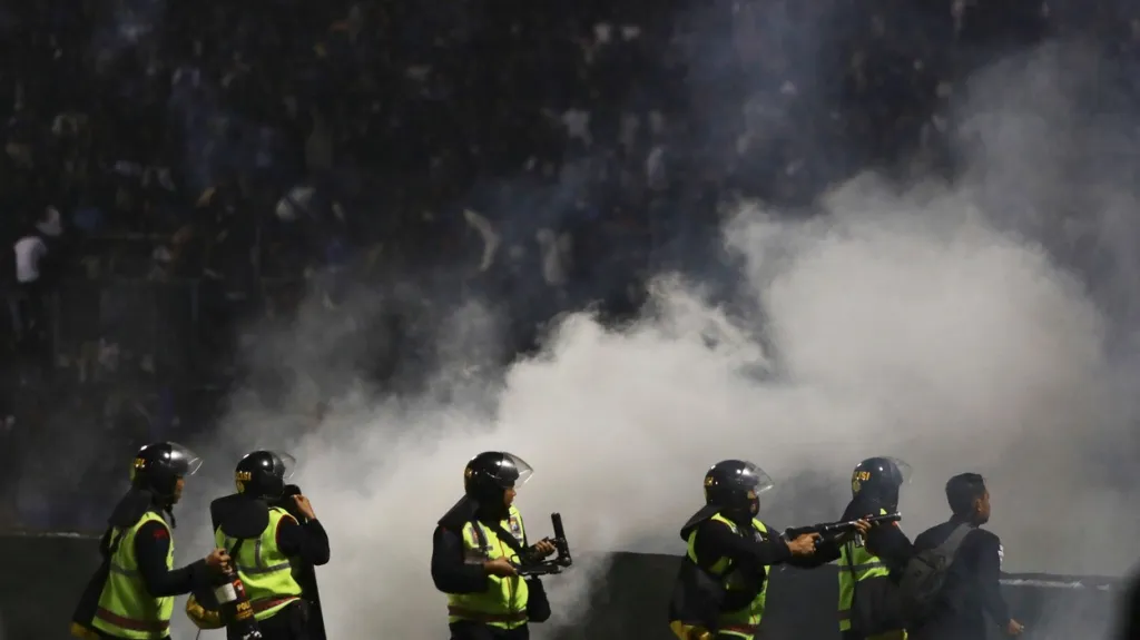 Indonéská policie používá proti fanouškům slzný plyn