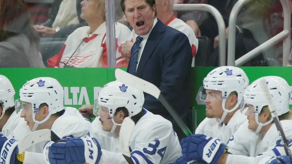 Kouč Mike Babcock na střídačce Toronta