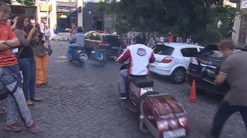 Karel Abraham vzal svoje kolegy na projížďku na starých motorkách