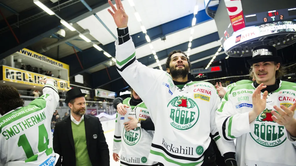 André Deveaux (uprostřed) v dresu Rögle
