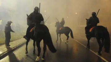 Zásah policistů proti fotbalovým výtržníkům