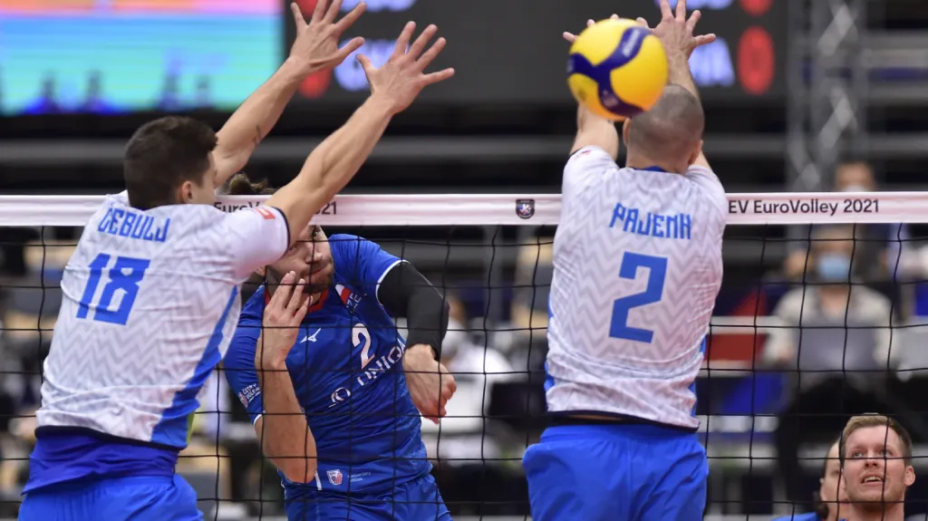 Jan Hadrava v útoku proti slovinskému dvojbloku