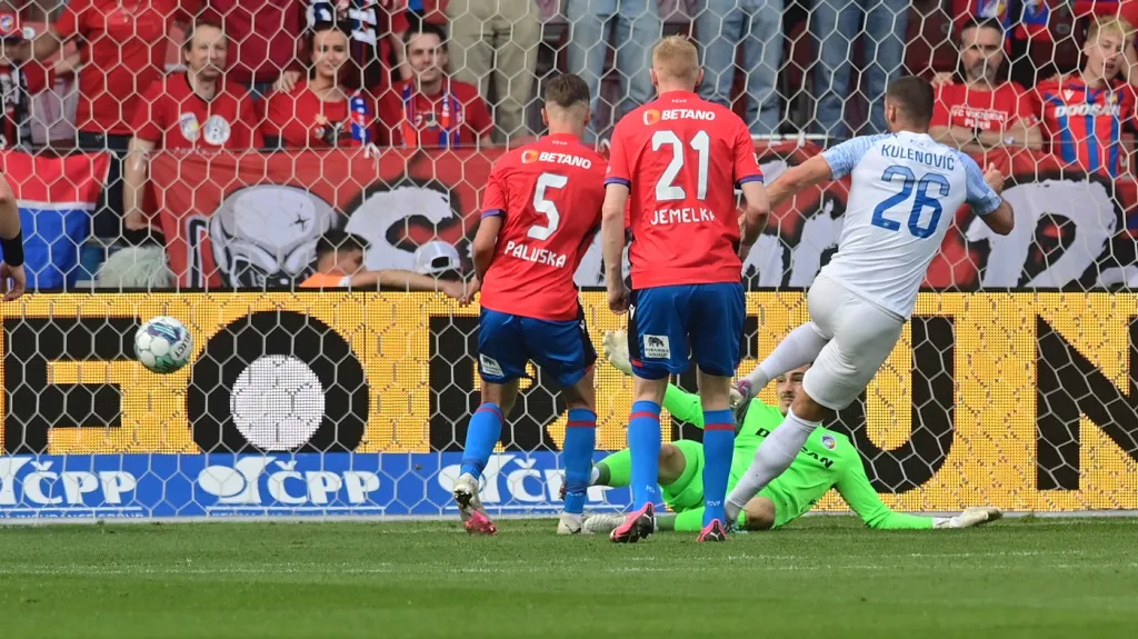 Luka Kulenovič z Liberce střílí gól v Plzni