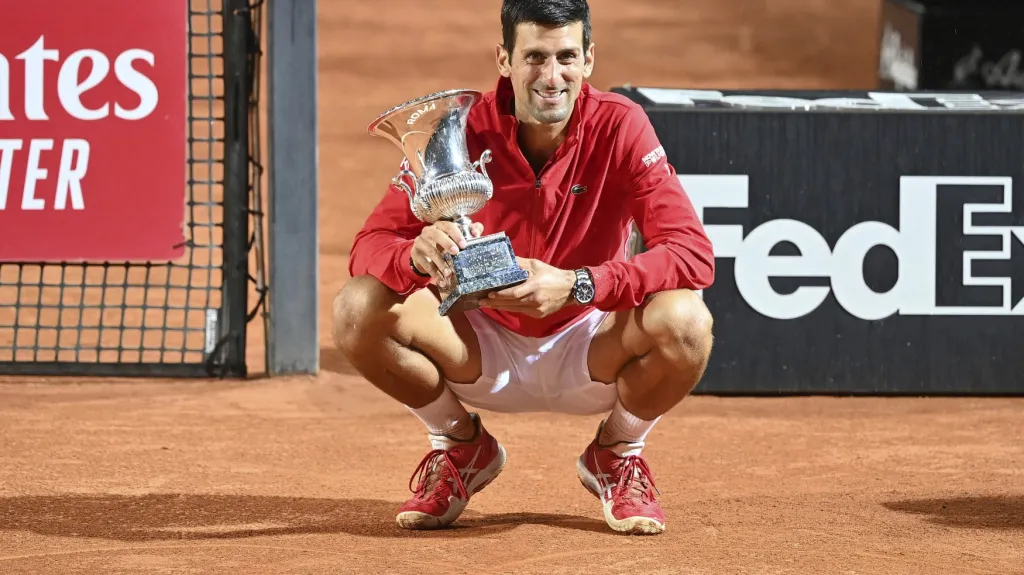 Novak Djokovič s trofejí pro vítěze turnaje v Římě