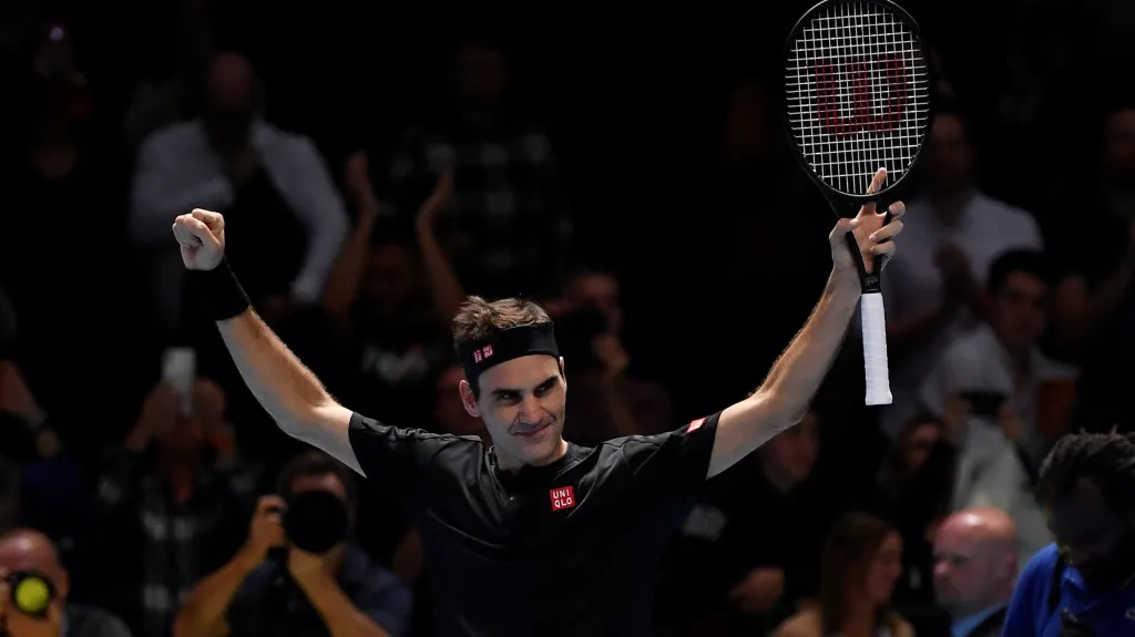 Slavící Roger Federer
