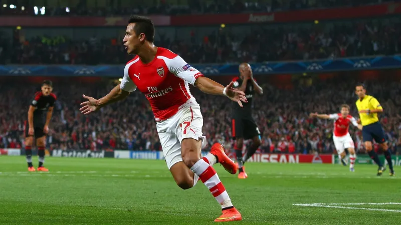 Alexis Sánchez oslavuje vstřelenou branku za Arsenal