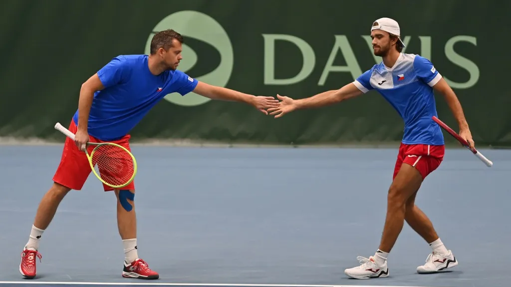 Adam Pavlásek (vlevo) a Tomáš Macháč v Davis Cupu