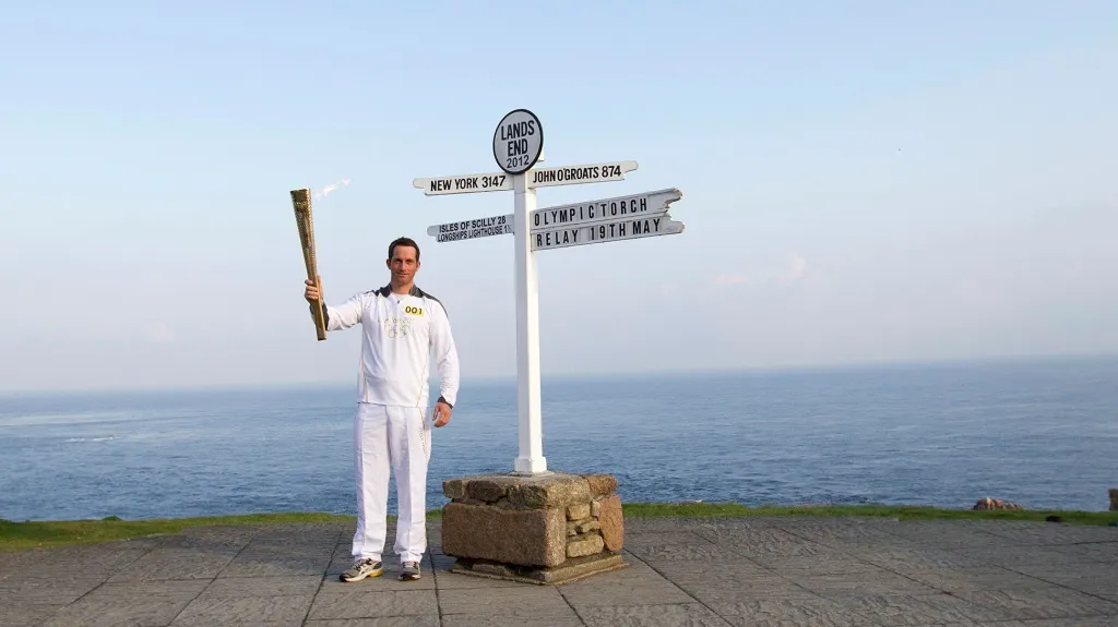 Ban Ainslie zahajuje štafetu s olympijským ohněm