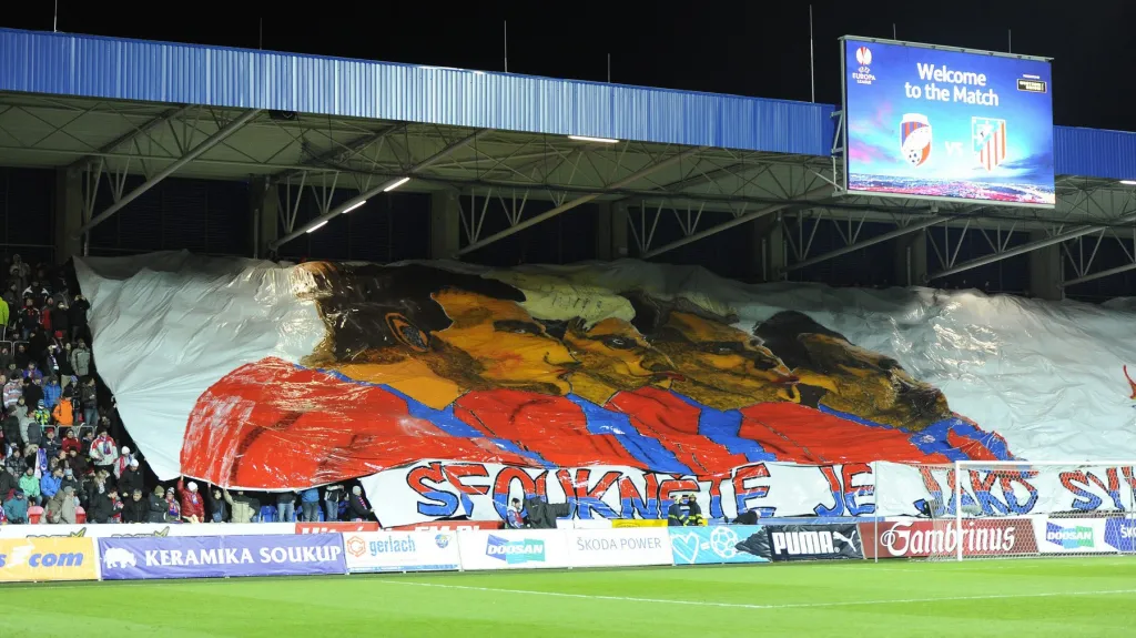 Plzeňští fanoušci povzbuzují svůj tým před zápasem s Atlétikem