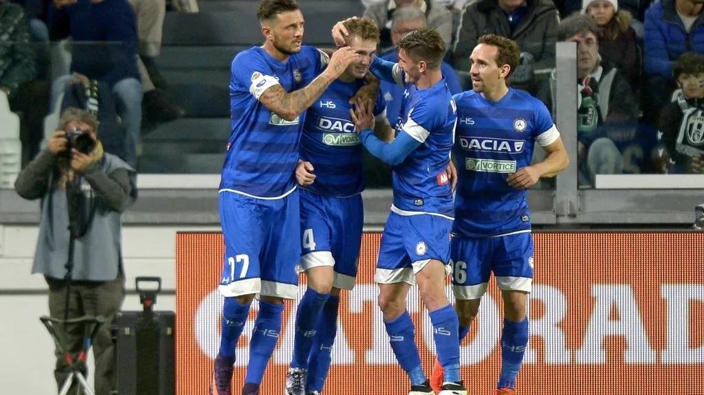 Jakub Jankto slaví se spoluhráči vstřelenou branku