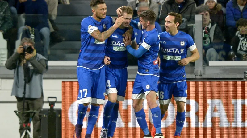 Jakub Jankto slaví se spoluhráči vstřelenou branku