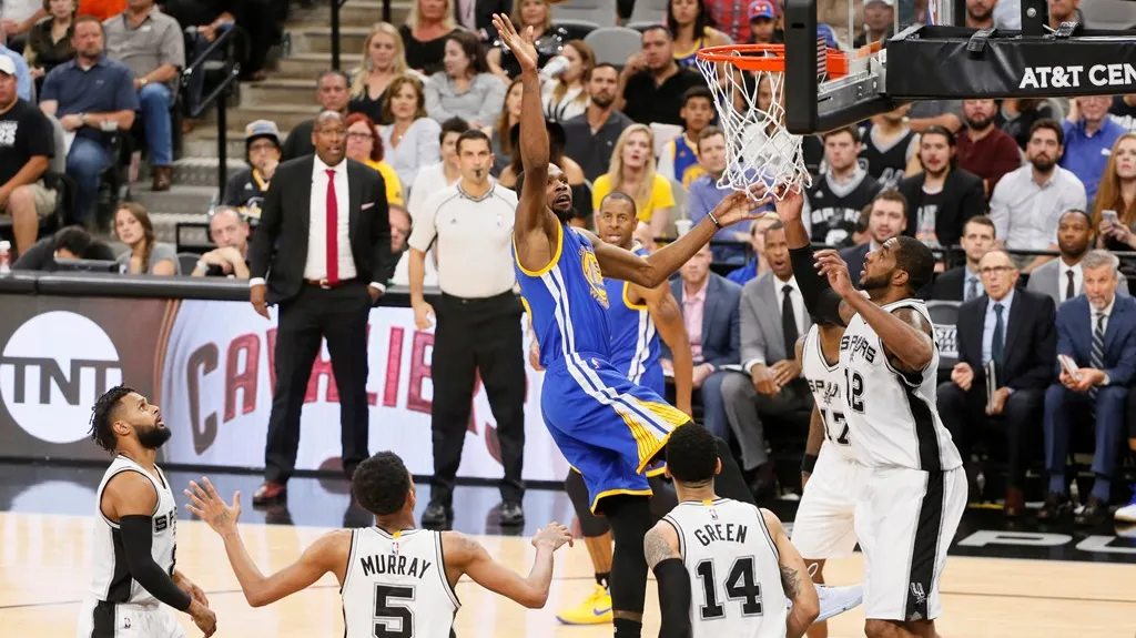 Kevin Durant zavěšuje