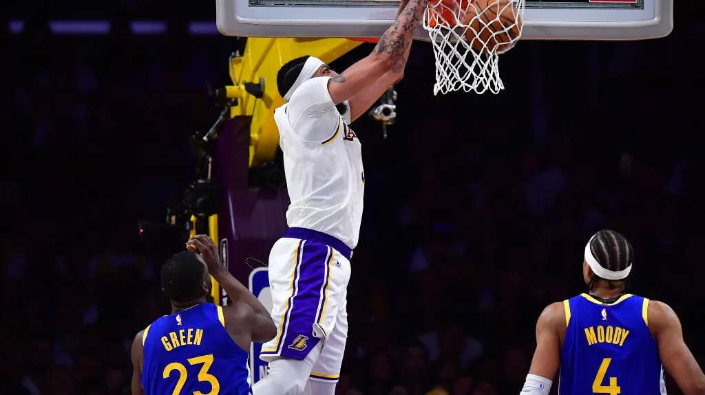 Anthony Davis z LA Lakers smečuje do koše v utkání play-off NBA