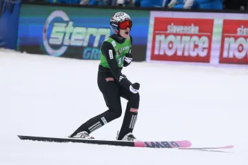 Marius Lindvik slaví vítězství v Planici