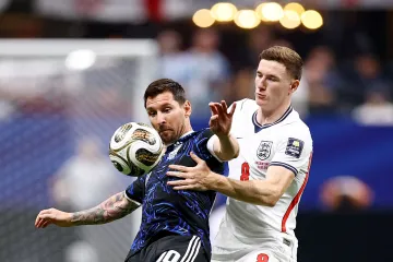Argentinec Lionel Messi si kryje míč před Elliotem Andersonem z Anglie