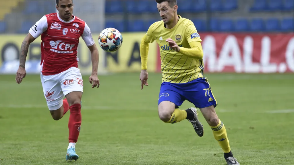Zlínský Vukadin Vukadinovič (vpravo) v utkání proti Pardubicím