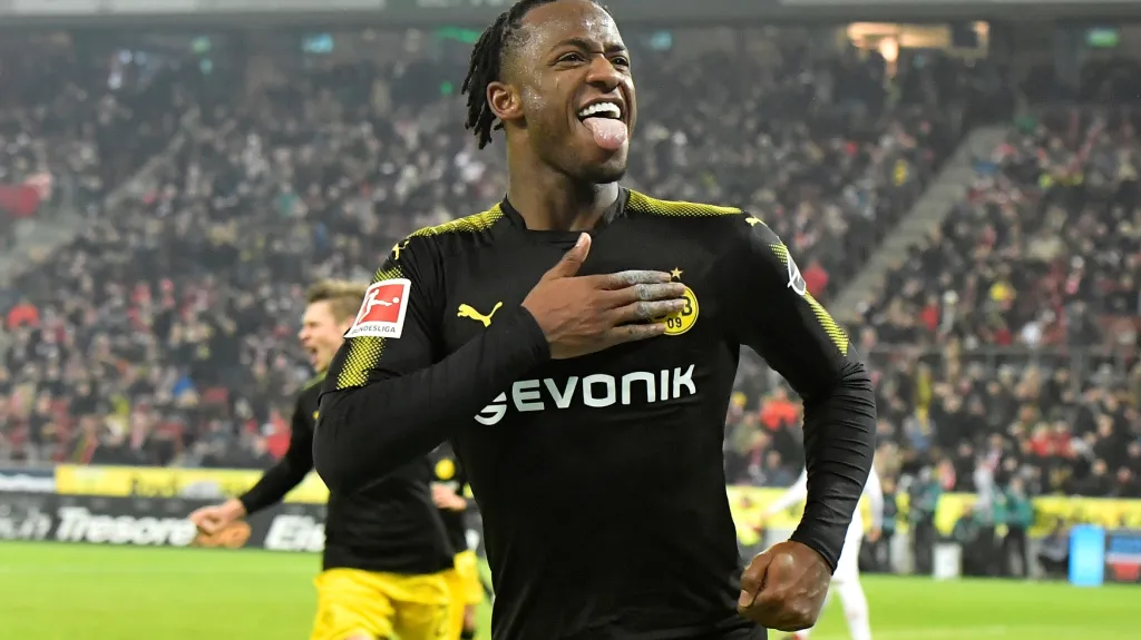 Michy Batshuayi se raduje z premiérového gólu za Dortmund