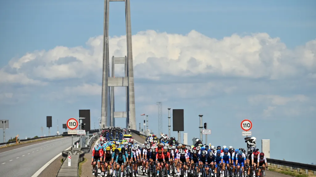 Rozdělený peloton na mostu přes Velký Belt
