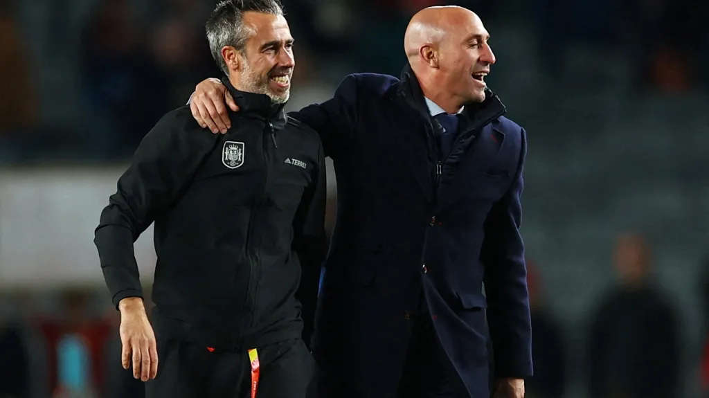 Luis Rubiales (vpravo) s trenérem Jorgem Vildou