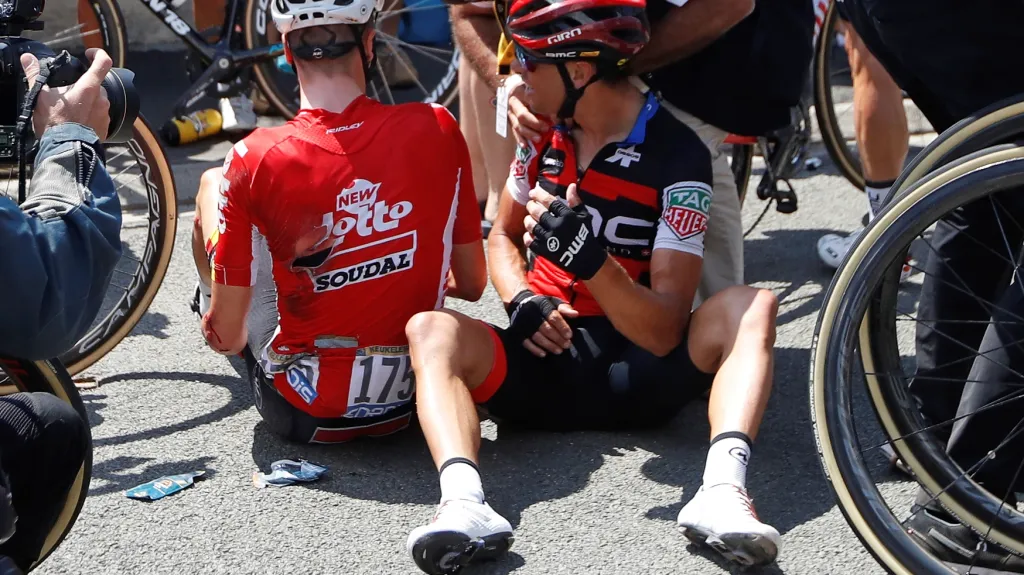 Richie Porte (vpravo) a Jens Keukeleire po pádu