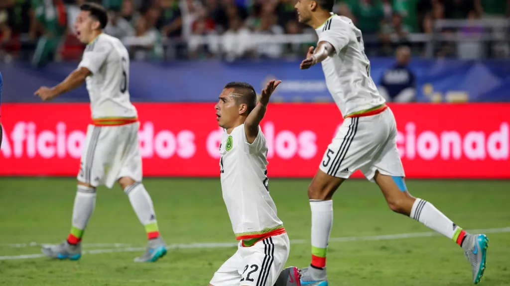 Mexičan Paul Aguilar (uprostřed) si stěžuje, že na něj nebyl odpískán faul