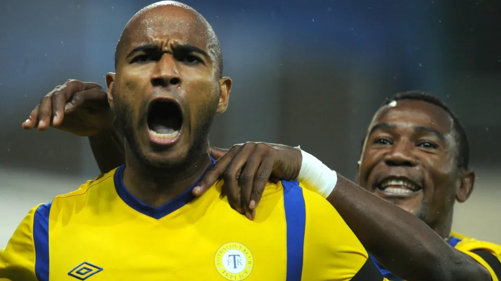 Teplický Nivaldo (vlevo) a Franci Litsingi slaví vstřelenou branku