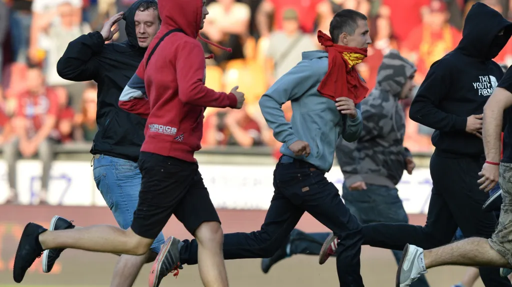 Fanoušci Sparty vnikli na hrací plochu po porážce od Slavie