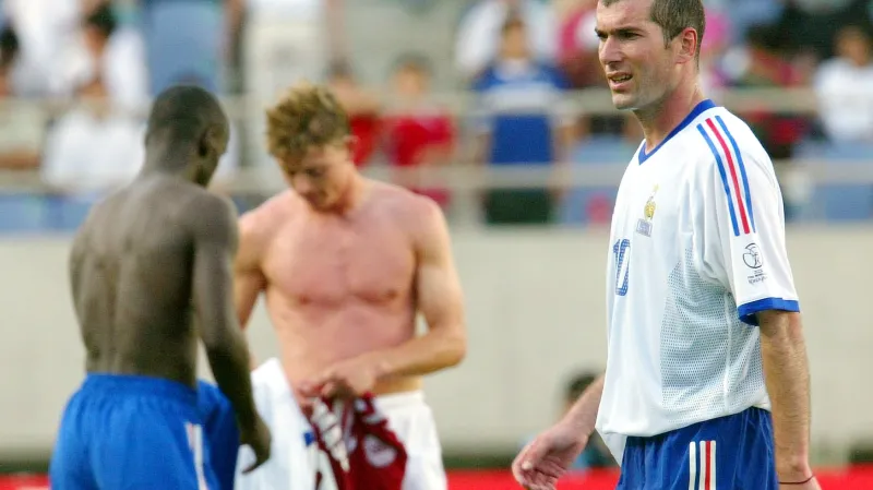Zklamaný Zinedine Zidane z Francie na mistrovství světa 2002
