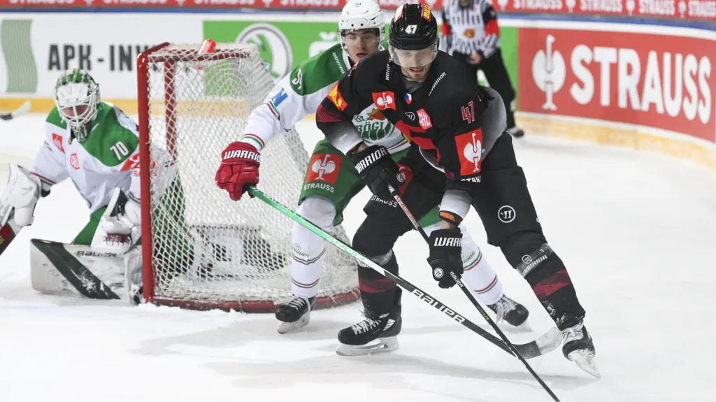 Jan Buchtele ze Sparty (vepředu) v utkání proti Rögle v Lize mistrů