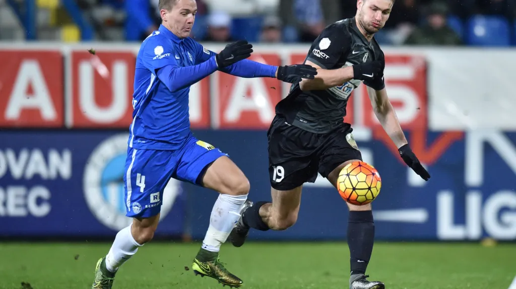 Liberecký Ondřej Karafiát (vlevo) se snaží zastavit Tomáše Wágnera z Jablonce