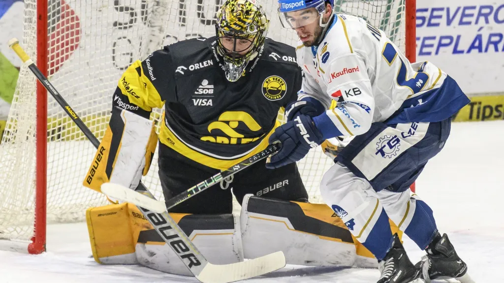 Litvínovský brankář Matej Tomek čelí kladenské šanci