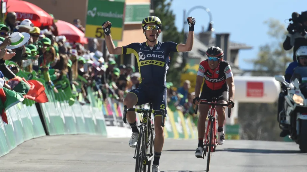 Simon Yates se raduje z vítězství v etapě závodu Kolem Romandie