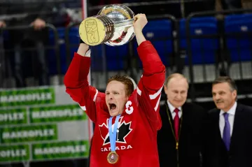 Kanadský kapitán Corey Perry s trofejí pro mistra světa