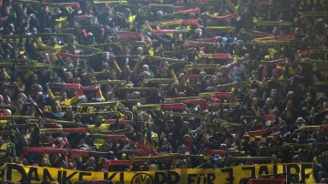 Fanoušci Dortmundu s děkovným transparentem pro Jürgena Kloppa