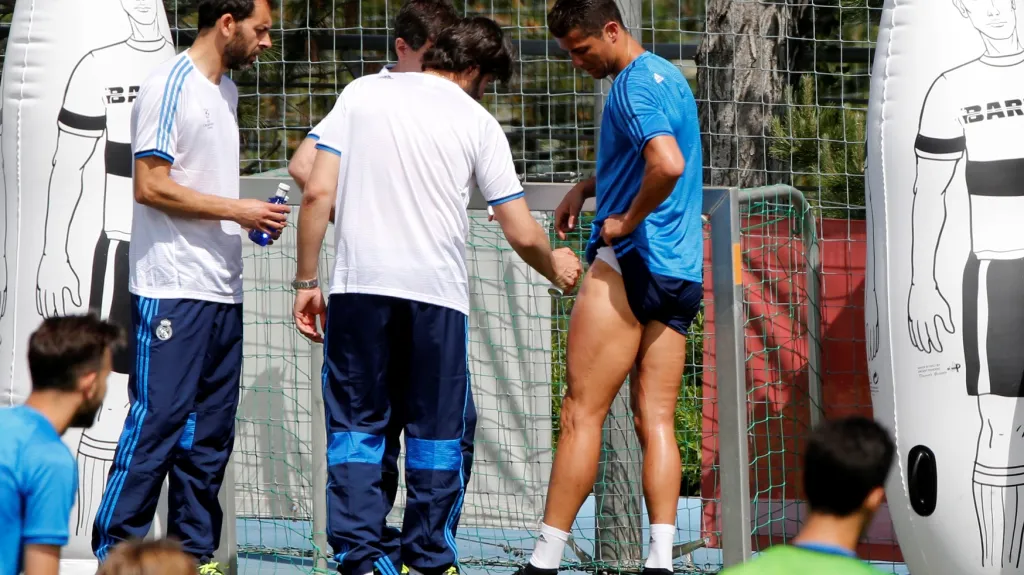 Cristiana Ronalda trápil během tréninku stehenní sval