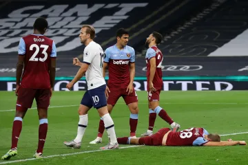 Tomáš Souček z West Hamu (na zemi) právě překonal vlastního brankáře