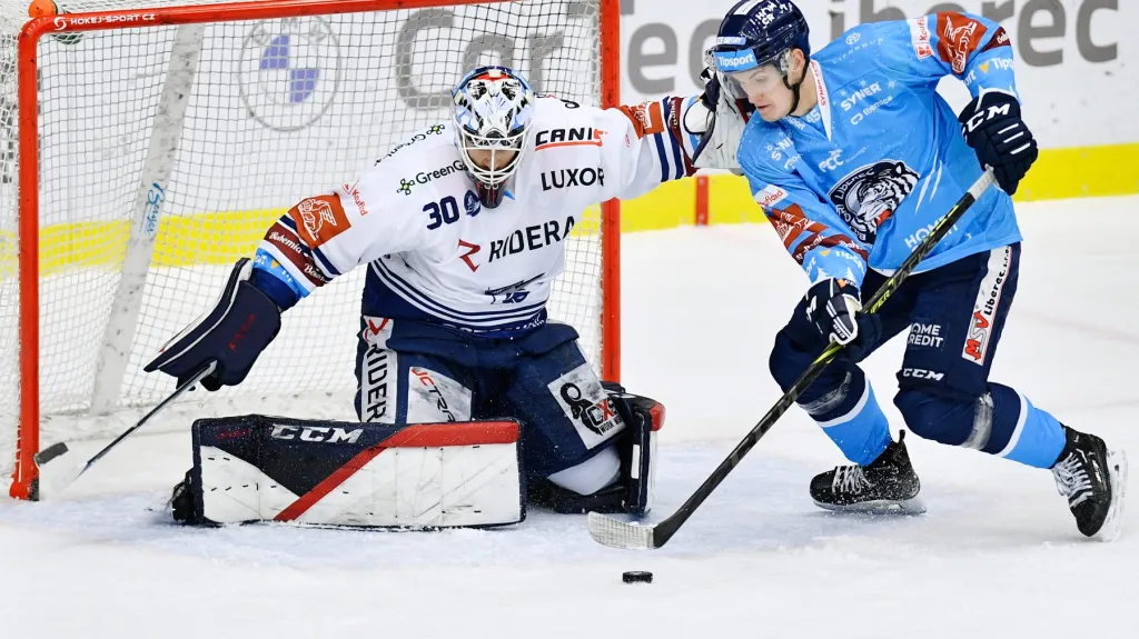 Vítkovický gólman Aleš Stezka čelí šanci Jana Ordoše z Liberce