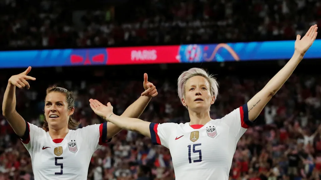 Tahounka USA Megan Rapinoeová slaví branku se spoluhráčkou