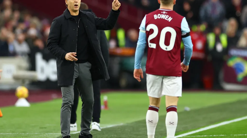 Trenér West Hamu Julen Lopetegui gestikuluje v utkání Premier League