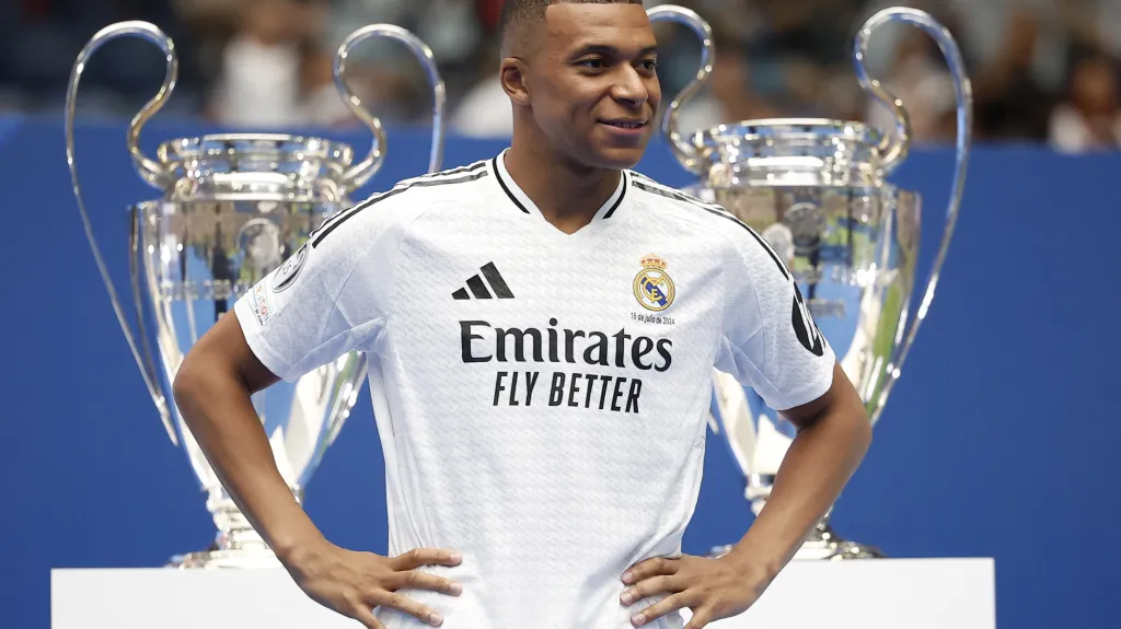 Kylian Mbappé při oficiálním představení v dresu Realu Madrid