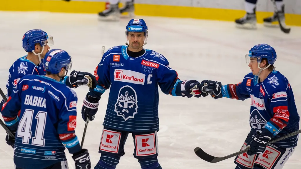 Kapitán Kladna Tomáš Plekanec (uprostřed) se raduje se spoluhráči