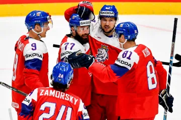 Milan Gulaš (uprostřed s č. 77) se raduje z premiérové branky na MS