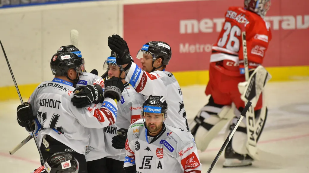 Hráči Karlových Varů se radují v utkání proti Olomouci