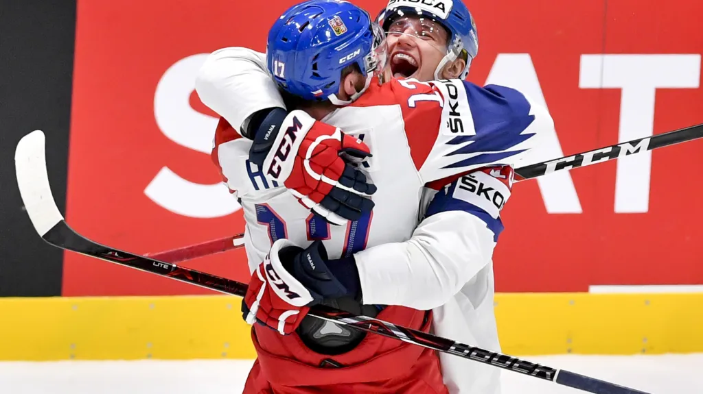 Jakub Vrána se raduje s Filipem Hronkem