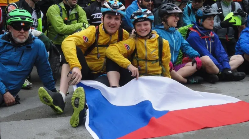 Adam Záviška a Markéta Marvanová s českou vlajkou po Tour Divide
