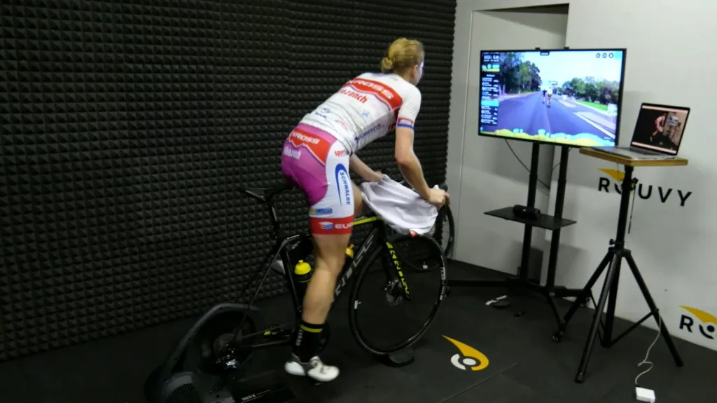 Cyklistka závodí ve virtuálním světě