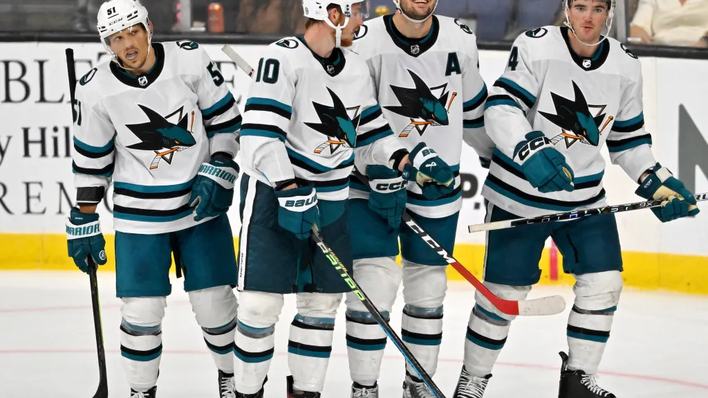 Tomáš Hertl (druhý zprava) slaví se spoluhráči ze San Jose včetně Radima Šimka (první zleva)